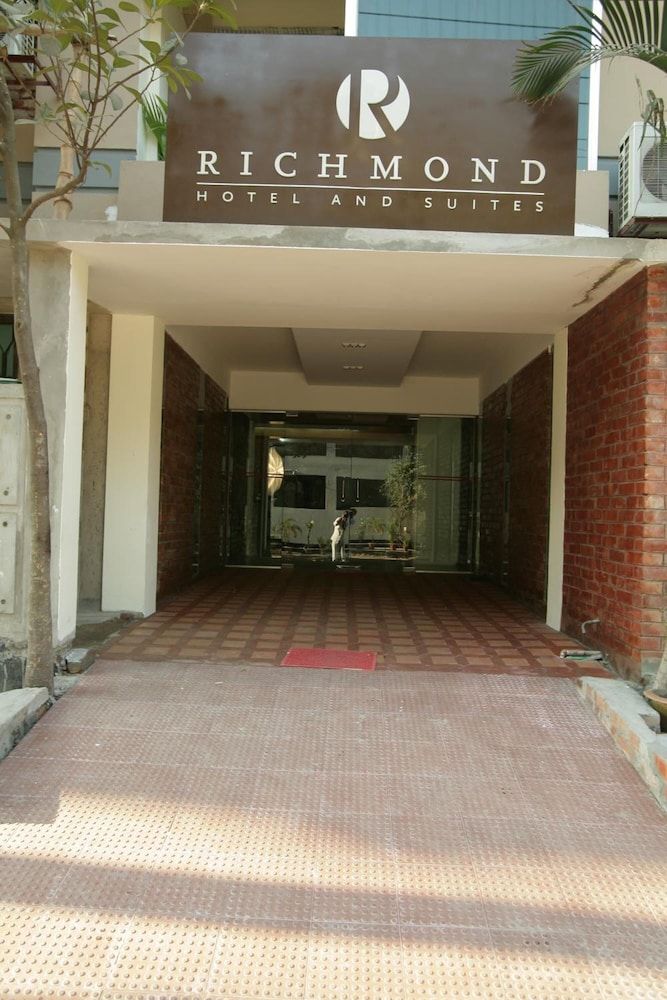 undefined Richmond Hotel & Suites 2