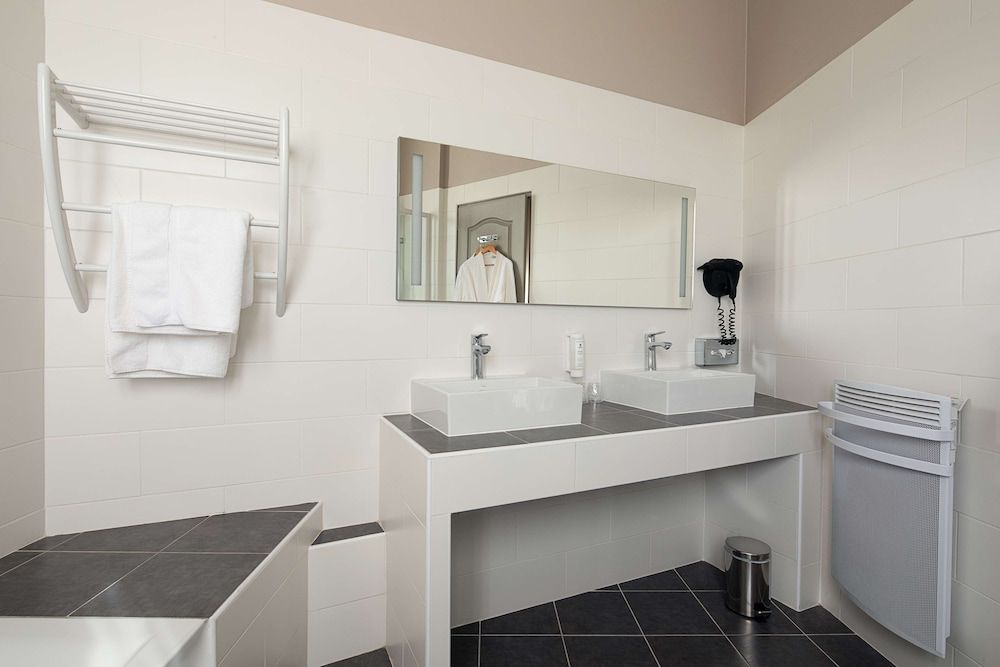 Best Western Central Hotel Superior Room, 1 King Bed, Non Smoking (Larger Room) 5