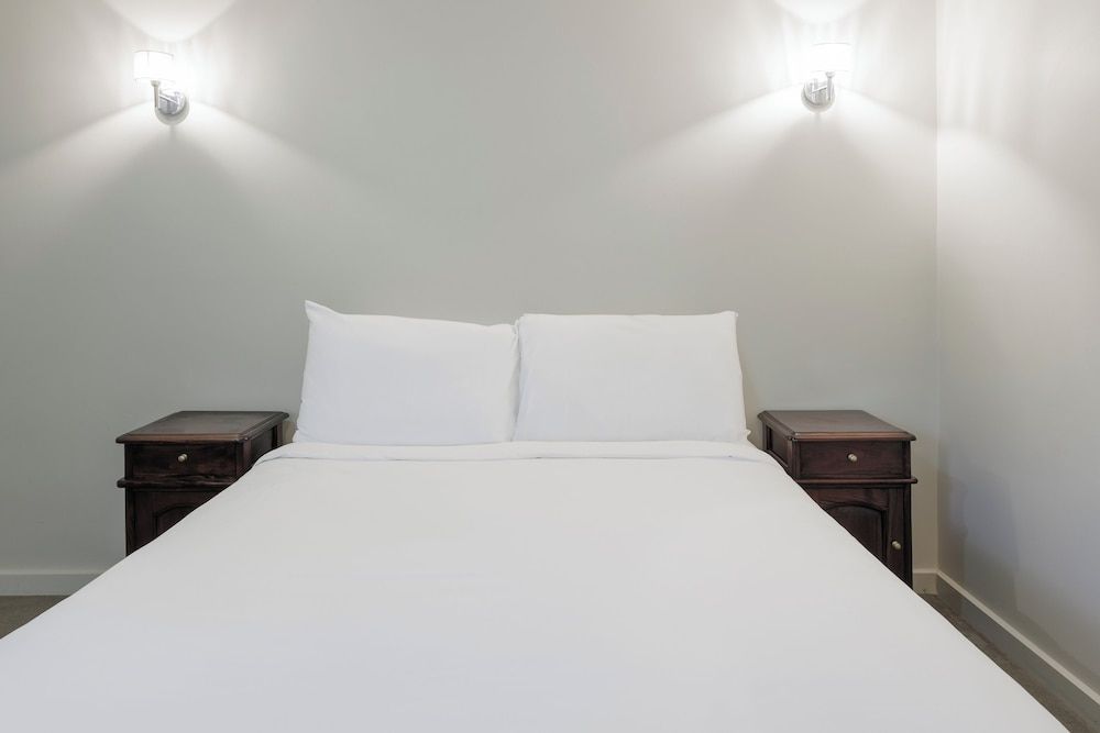 Elizabethan Lodge Deluxe Suite, 1 Queen Bed, Ensuite 2