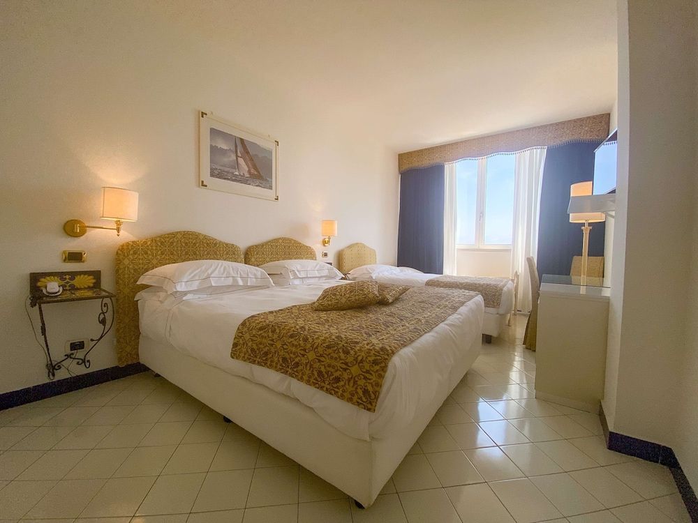 Family Room, 1 King Bed, Sea Facing (with Two Single SofaBeds)