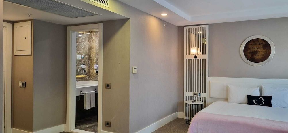 undefined Mia Berre Hotels 2