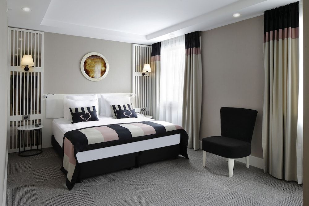 undefined Mia Berre Hotels 5