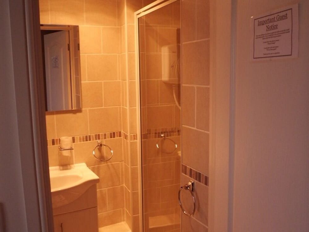 The Golden Lion Hotel Standard Suite, Ensuite 3