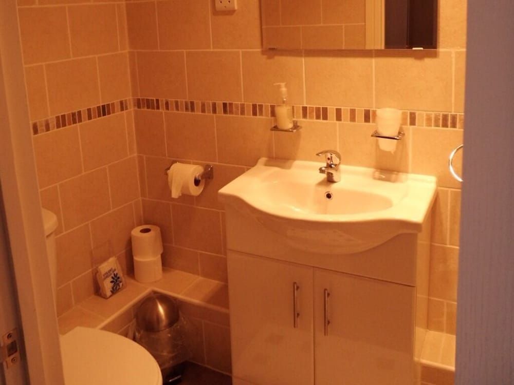 The Golden Lion Hotel Standard Suite, Ensuite 4