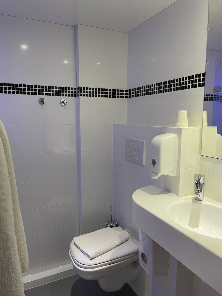 Brit Hotel Confort Marvejols Comfort Double Room 3