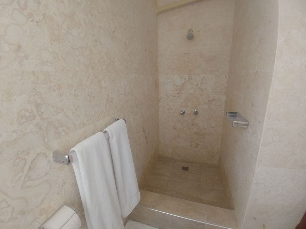 Hotel Garant & Suites Luxury Double AC 8