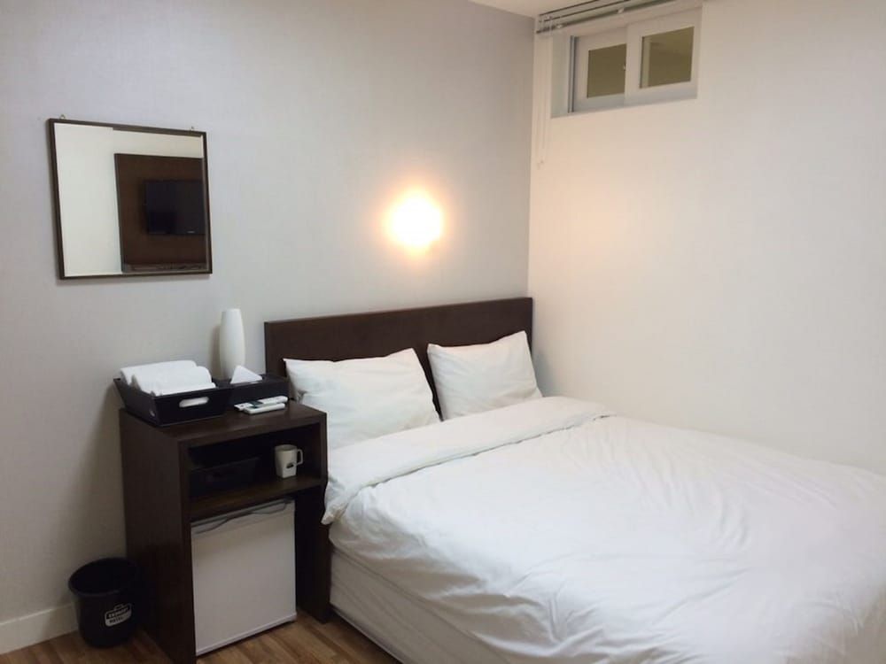 Ekonomy Haeundae Guesthouse Economy Double Room, Private Bathroom (B Type- Small Window Near Hallway) 8