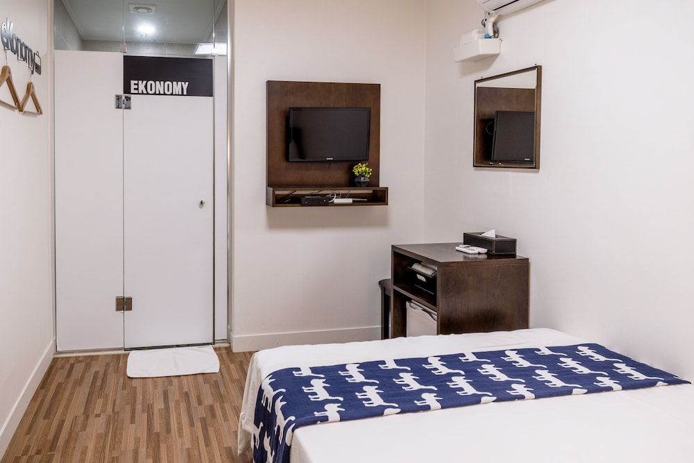 Ekonomy Haeundae Guesthouse Economy Double Room, Private Bathroom (B Type- Small Window Near Hallway)