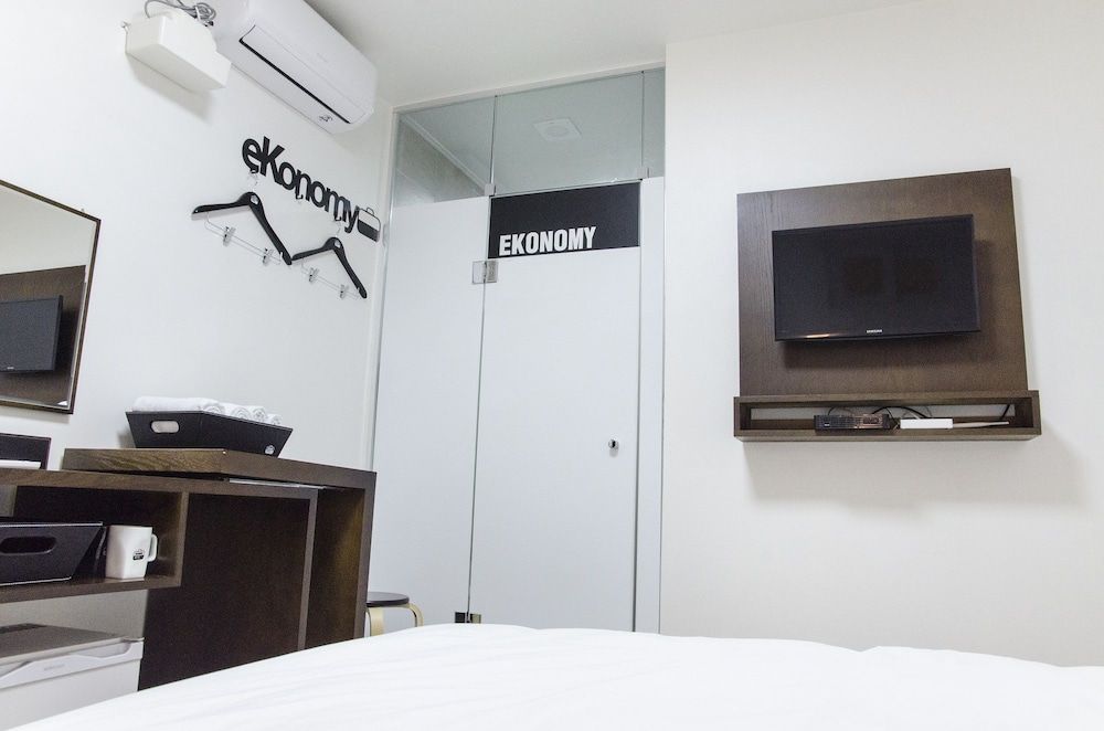 Ekonomy Haeundae Guesthouse Economy Double Room, Private Bathroom (B Type- Small Window Near Hallway) 3