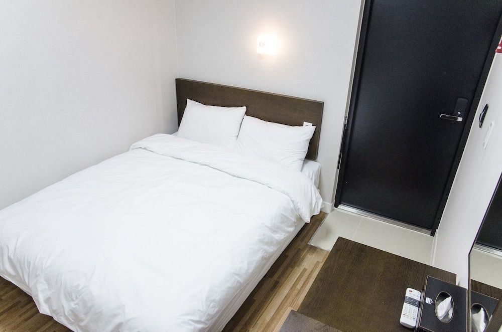 Ekonomy Haeundae Guesthouse Economy Double Room, Private Bathroom (B Type- Small Window Near Hallway) 6
