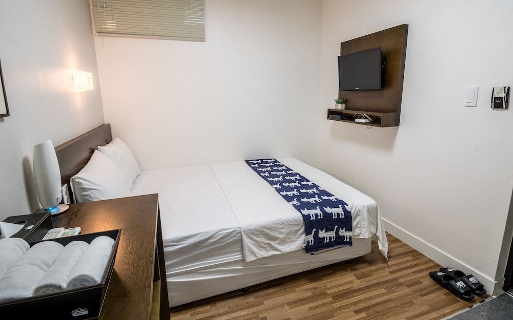 Ekonomy Haeundae Guesthouse Economy Double Room, Private Bathroom (B Type- Small Window Near Hallway) 4