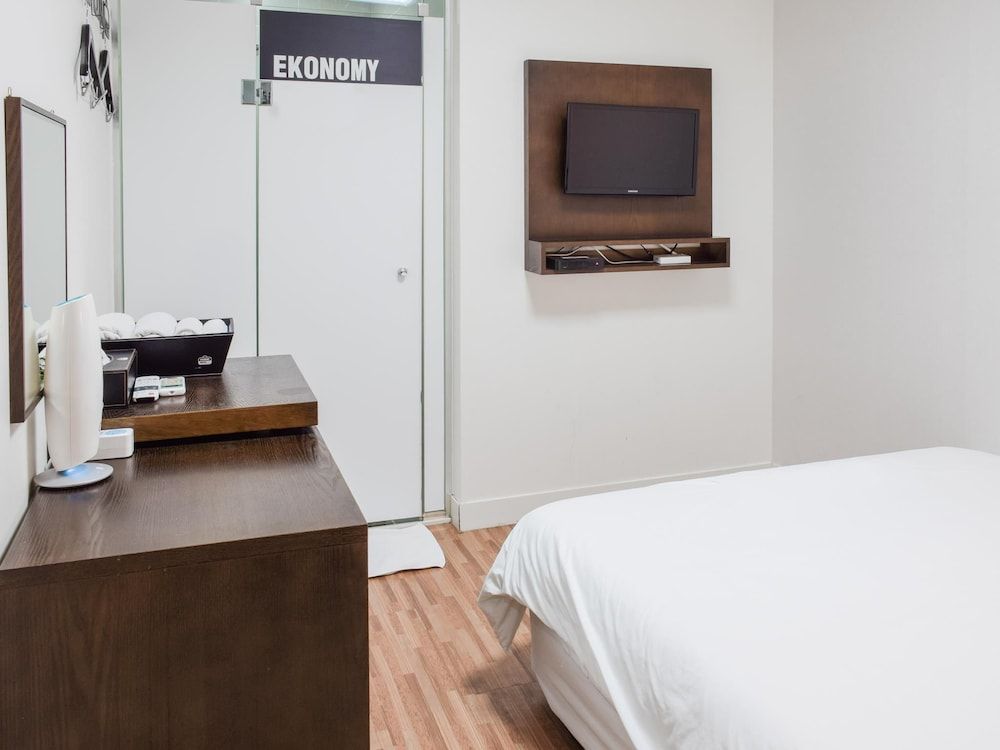 Ekonomy Haeundae Guesthouse Economy Double Room, Private Bathroom (B Type- Small Window Near Hallway) 11