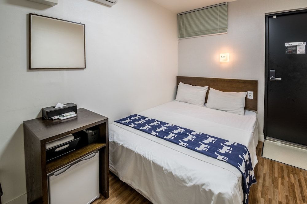 Ekonomy Haeundae Guesthouse Economy Double Room, Private Bathroom (B Type- Small Window Near Hallway) 5