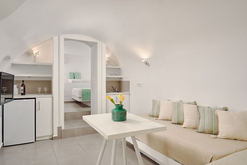 Deluxe Apartment with Indoor & Outdoor Hot Tub and Caldera View