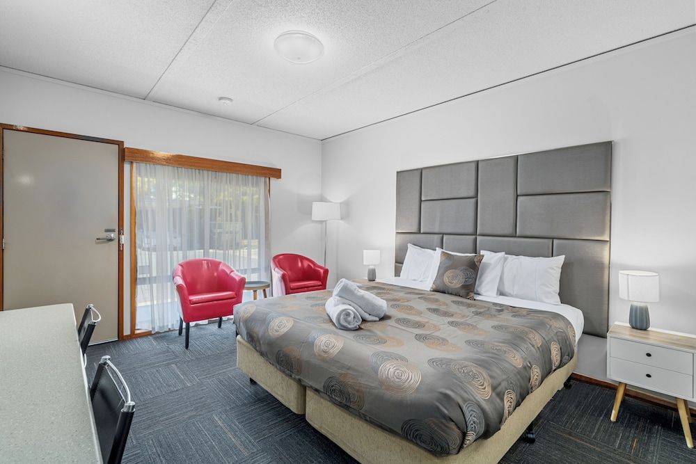 Standard Room, 1 King Bed, Accessible, Non Smoking (Roll in Shower)