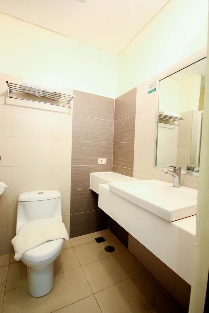 Go Hotels Dumaguete Standard Queen Room 4