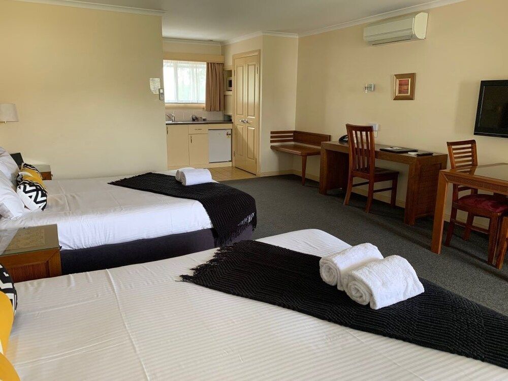 Armidale Pines Motel Superior Twin Room 2