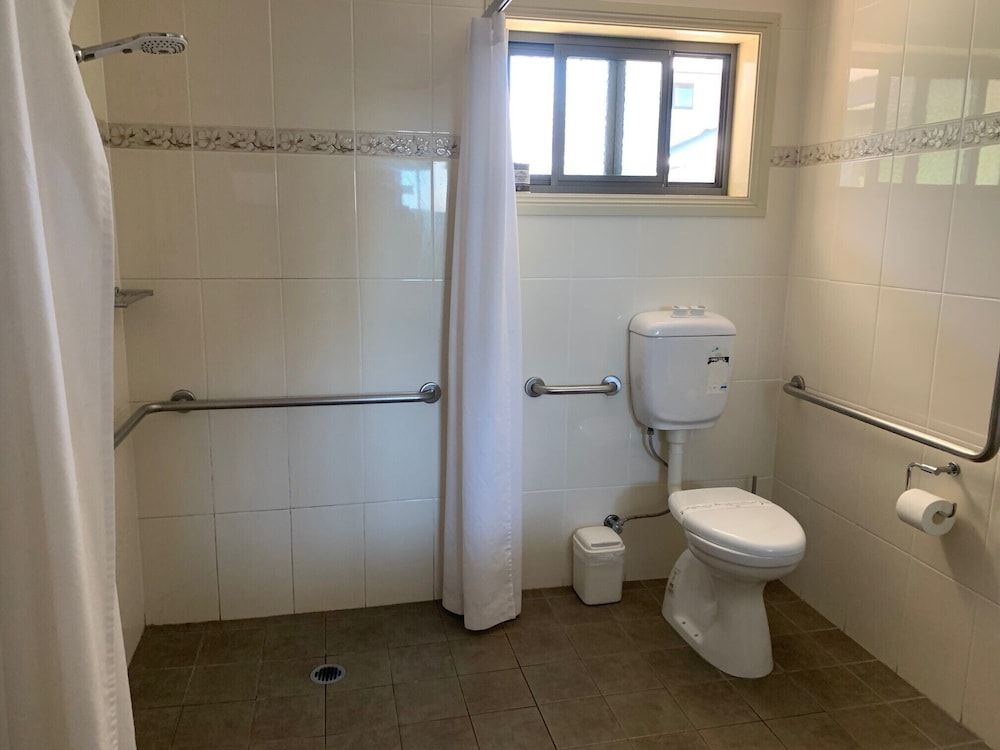 Armidale Pines Motel Family Room 4