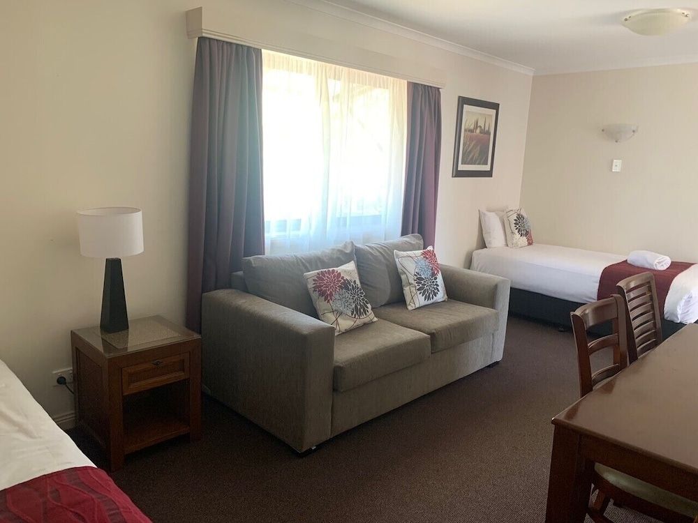 Armidale Pines Motel Deluxe Family Unit with Bath 2