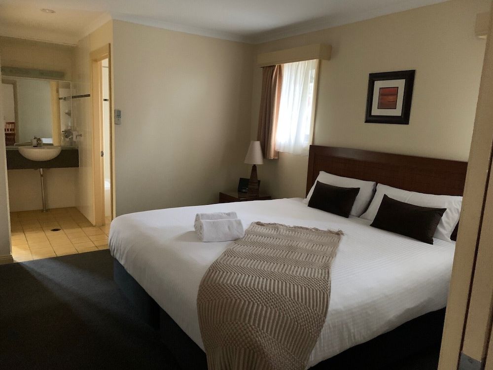 Armidale Pines Motel Deluxe Family Unit with Bath 4