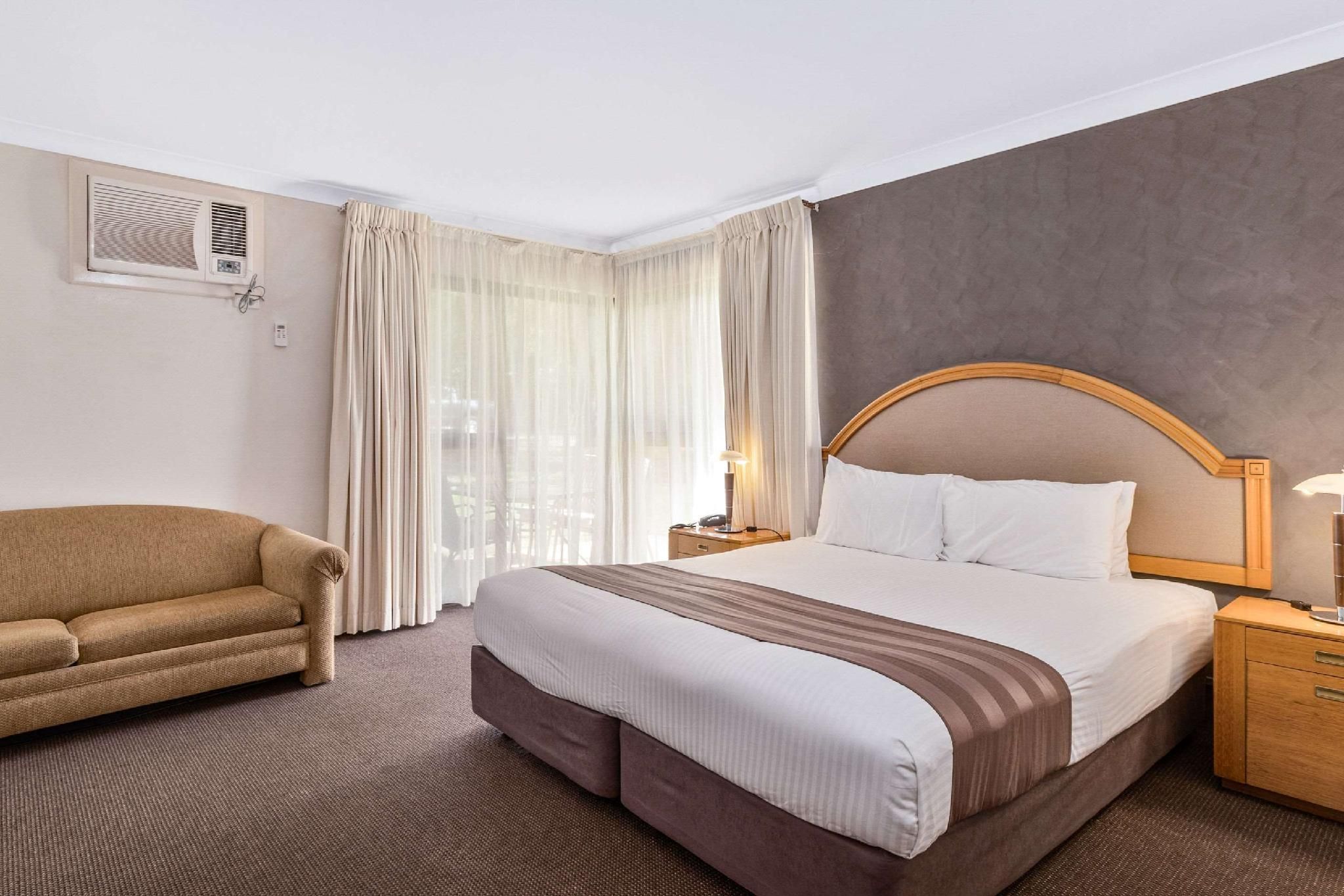 1 King Bed, 2 Single Beds, Nonsmoking