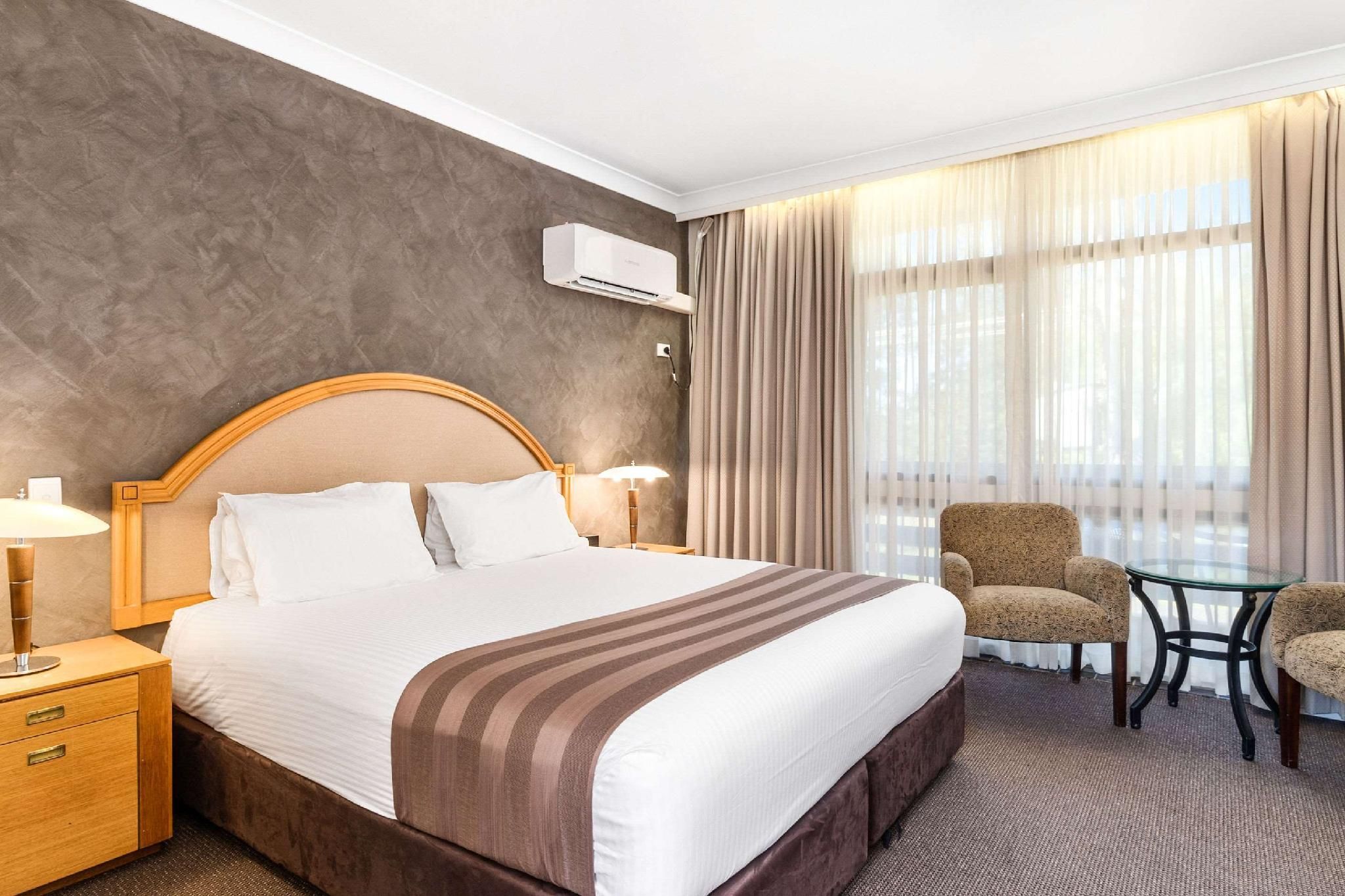 1 King Bed, Non-Smoking