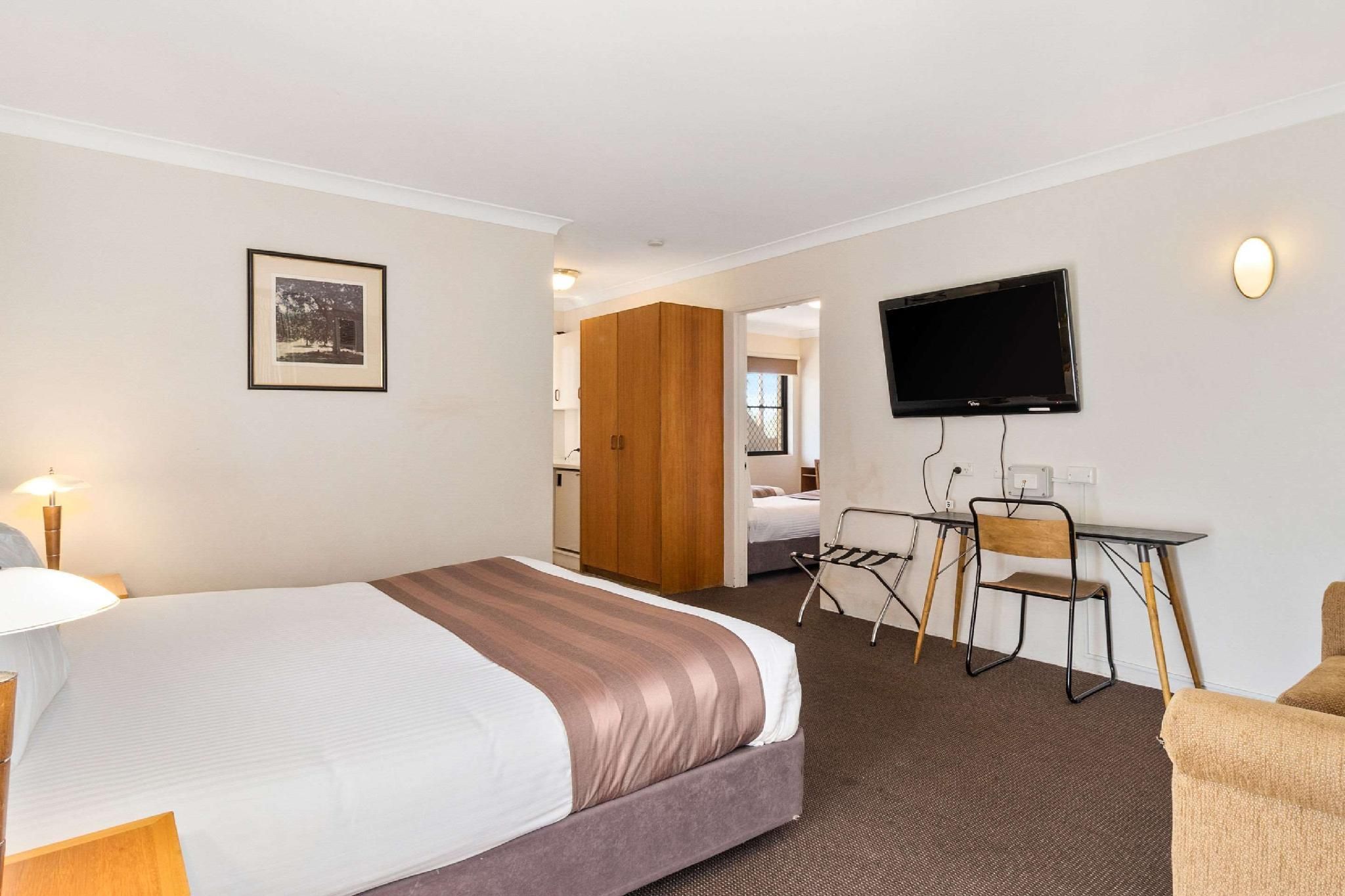 1 King Bed, 2 Single Beds, Nonsmoking