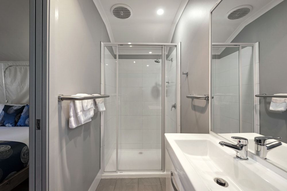 Discovery Parks - Dubbo Deluxe Safari Tent - Sleeps 2 3