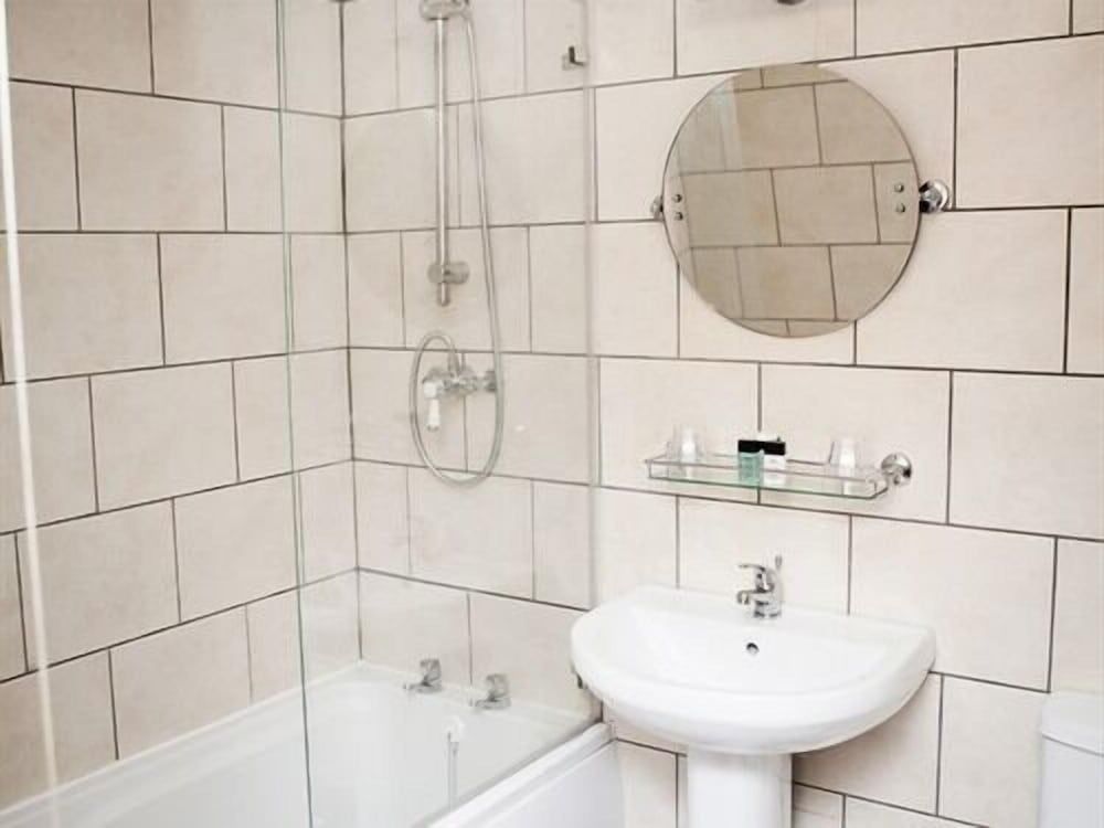 The Crewe Arms Hotel Suite, Ensuite (Bath and Shower) 2