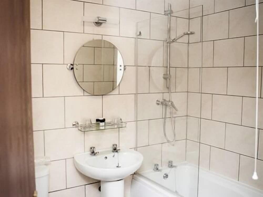 The Crewe Arms Hotel Double or Twin Room, Ensuite (Bath and Shower) 2