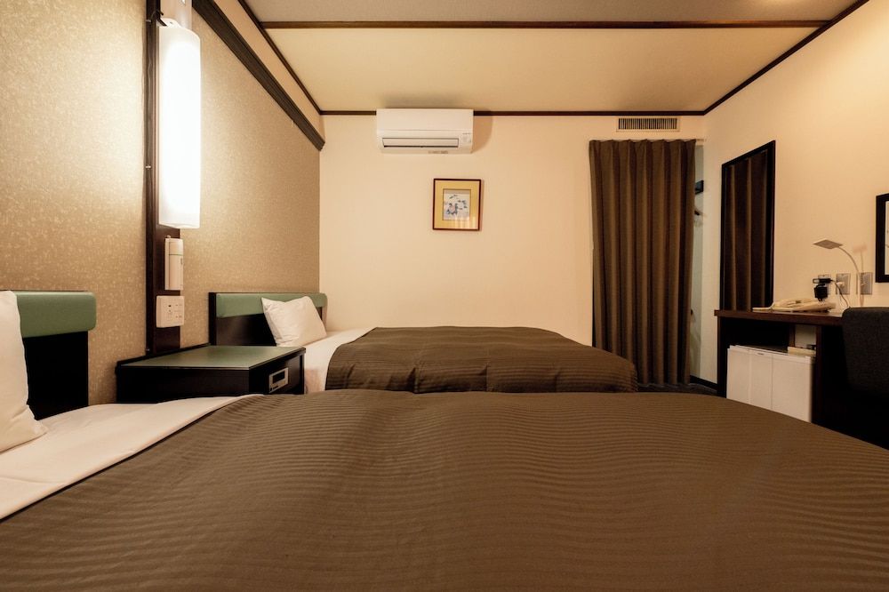 Twin Room, Smoking