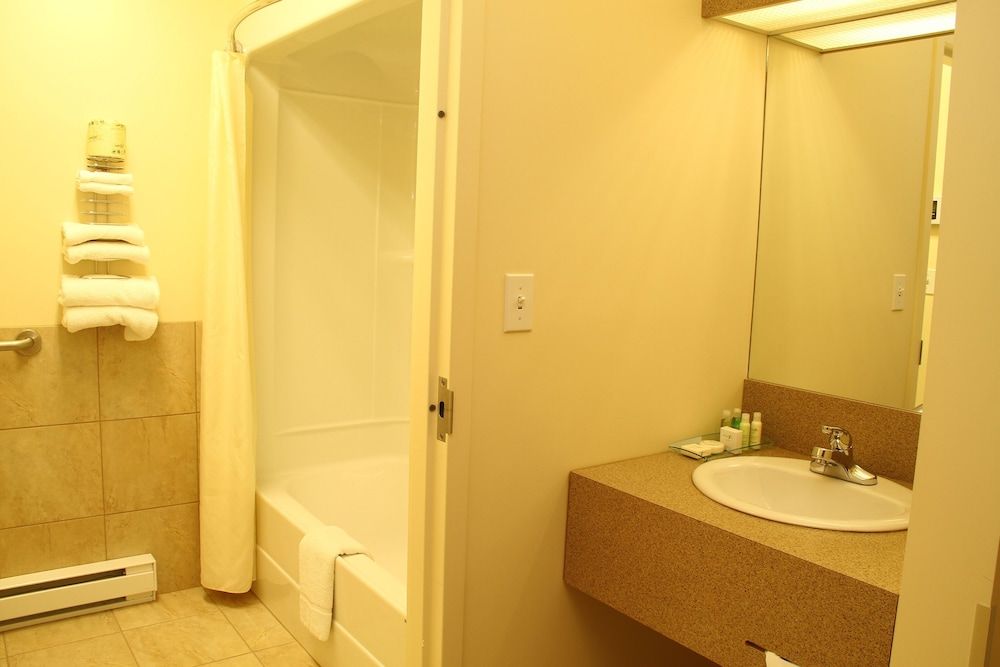 Auberge du Draveur Comfort Room, 2 Queen Beds 6