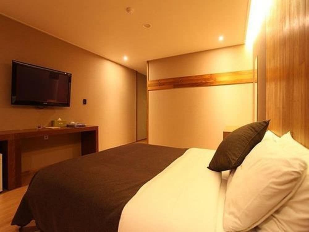 Designers Hotel The Rich Deluxe Double Room 3