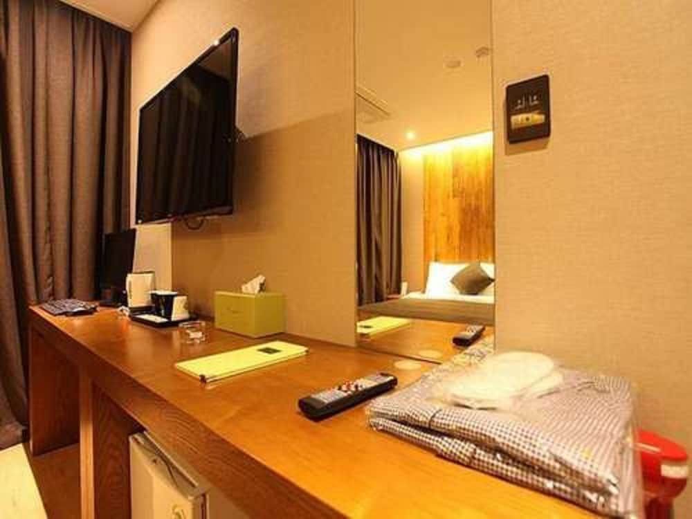 Designers Hotel The Rich Standard Double Room 6