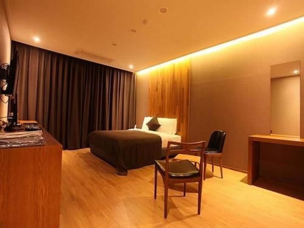 Designers Hotel The Rich Deluxe Double Room 8