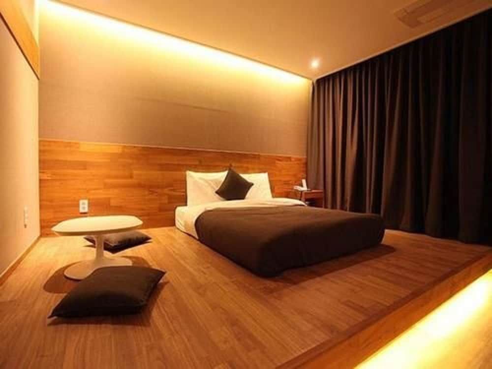 Designers Hotel The Rich Standard Double Room 4