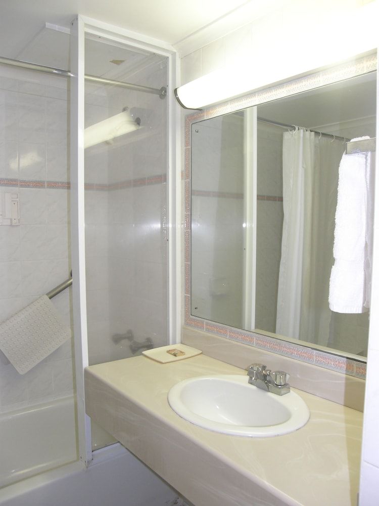 Hotel Four Seasons Superior Room, Pool View 5