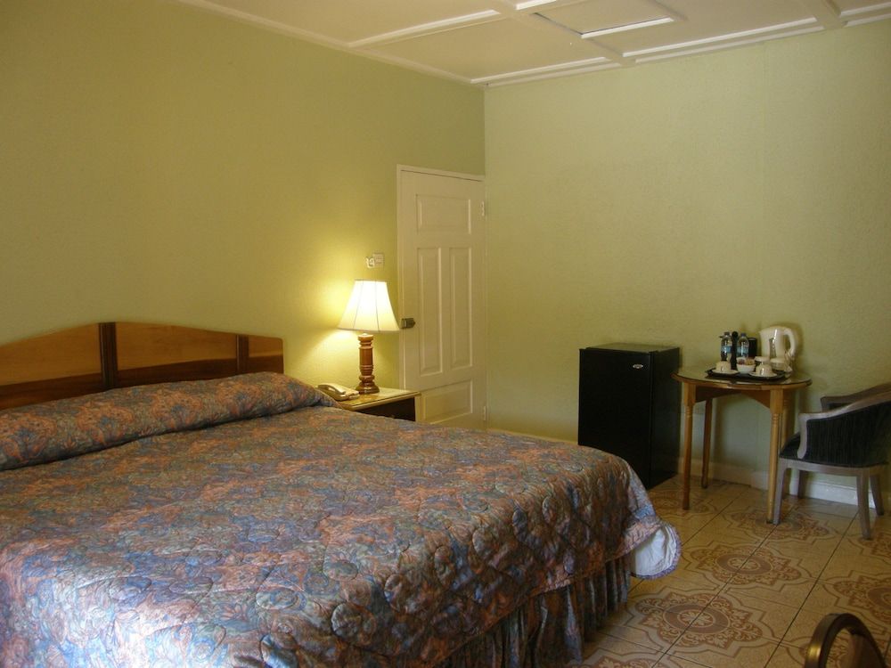 Hotel Four Seasons Standard Room 2