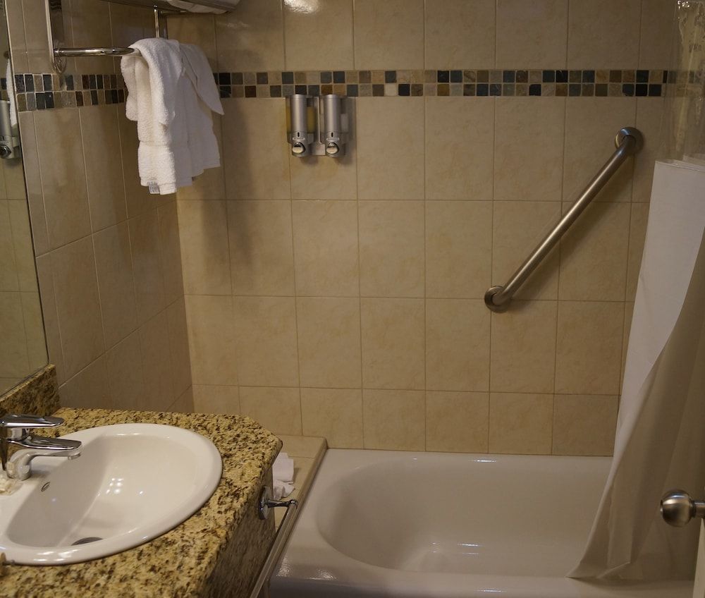 Hotel Four Seasons Superior Room, Pool View 4