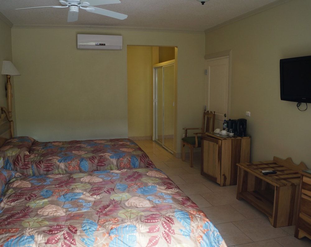 Hotel Four Seasons Deluxe Room 2