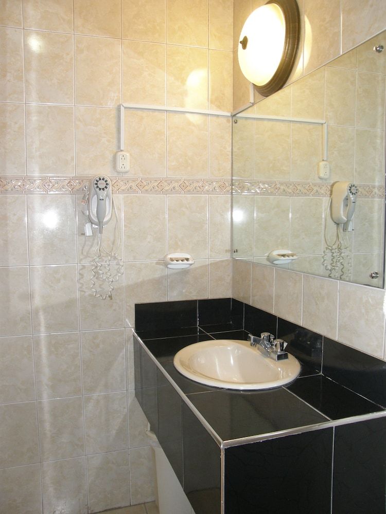 Hotel Four Seasons Standard Room 3