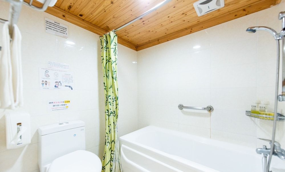 Gwawa Hotel Standard Room, Bathtub, City View 11