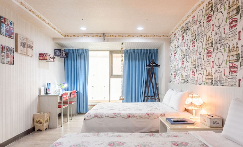 Gwawa Hotel Superior Quadruple Room, Bathtub, City View 6