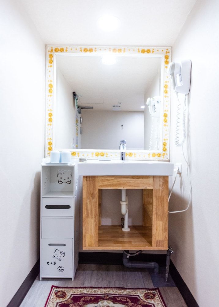 Gwawa Hotel Superior Quadruple Room, Bathtub, City View 11