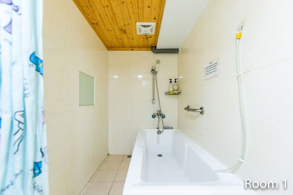 Gwawa Hotel Superior Quadruple Room, Bathtub, City View 18