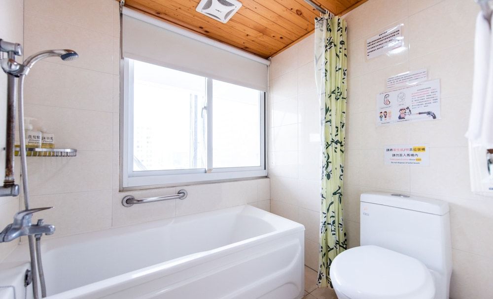 Gwawa Hotel Superior Quadruple Room, Bathtub, City View 17