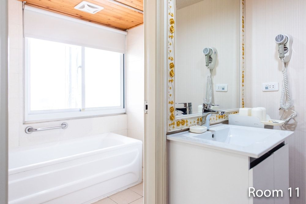 Gwawa Hotel Superior Quadruple Room, Bathtub, City View 14