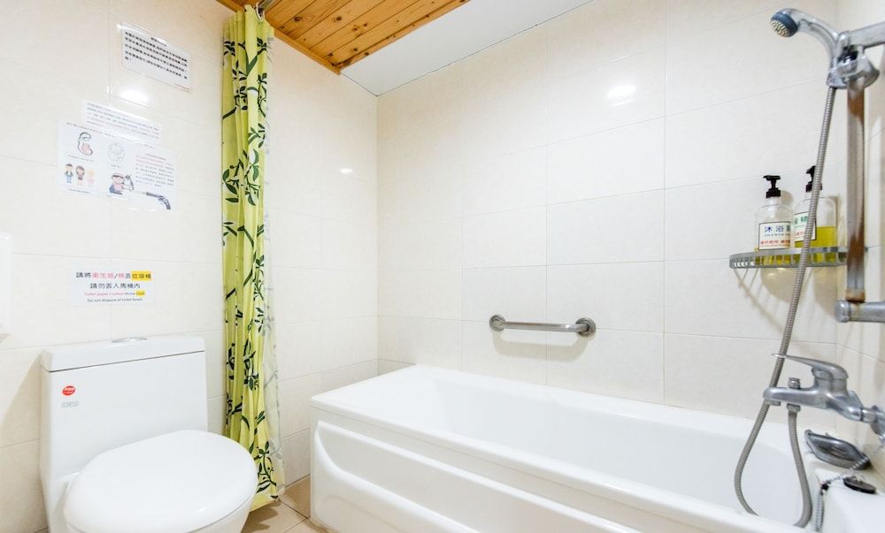 Gwawa Hotel Superior Quadruple Room, Bathtub, City View 16