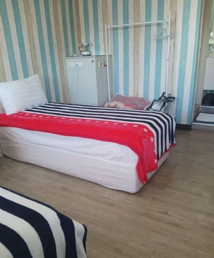 Gwawa Hotel Standard Room, Bathtub, City View 3