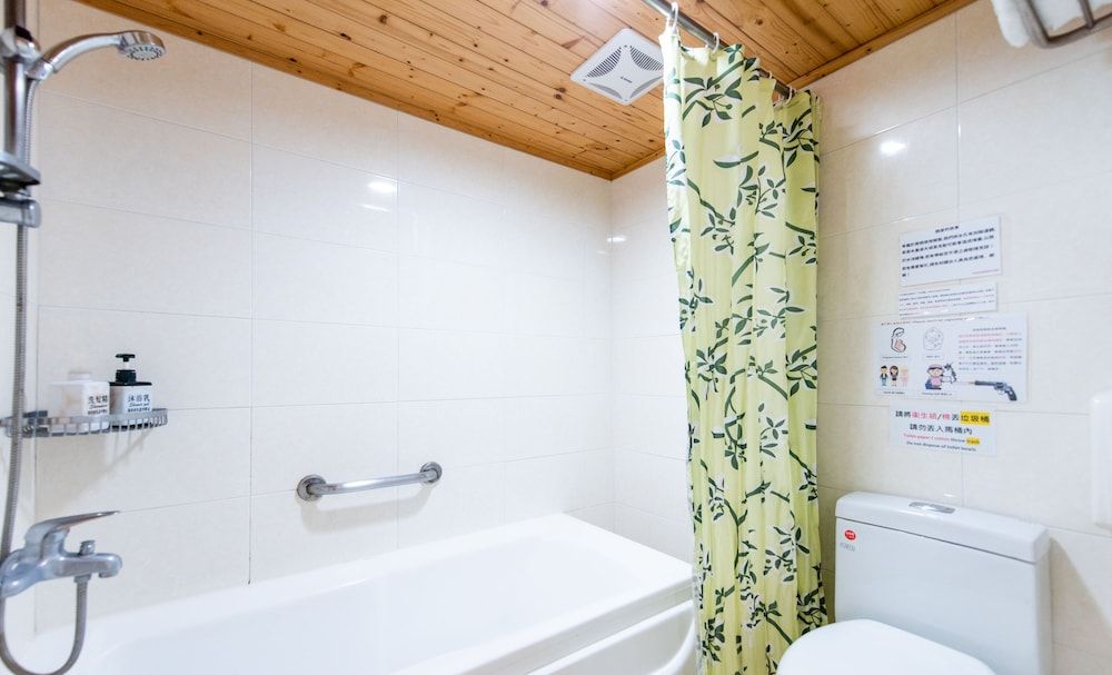 Gwawa Hotel Double Room, Bathtub, City View 20